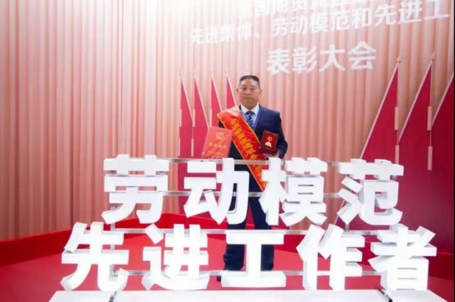 瀘州南苑賓館行政總廚秦孟奎被評為全國商貿(mào)流通服務(wù)業(yè)勞動模范