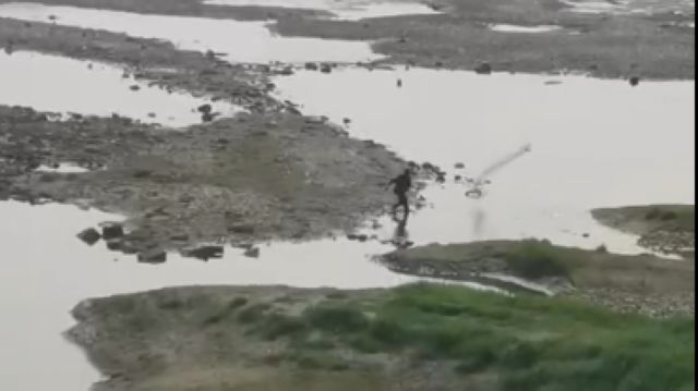 網(wǎng)友舉報：沱江有人非法捕魚，警察：安排！