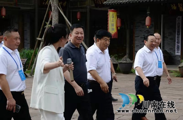 四川省鞏固脫貧攻堅成果、助推鄉(xiāng)村振興經(jīng)驗(yàn)交流會與會代表參觀考察瀘州“楠域奇緣博藏館”