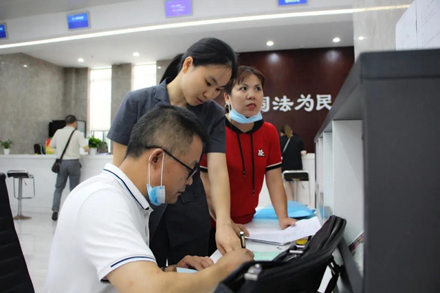 江陽(yáng)法院劉紅梅被授予“全省法院訴訟服務(wù)中心實(shí)質(zhì)化建設(shè)先進(jìn)個(gè)人”稱(chēng)號(hào)(圖5)