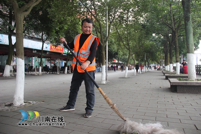 納溪王光平：踏實(shí)環(huán)衛(wèi)工不懼危險(xiǎn)， 跳長江勇救輕生青年(圖1)
