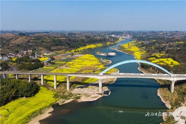 告內(nèi)江市民：乘上這路列車，你就能進(jìn)入一個“夢幻境界”