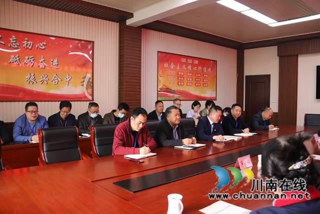 合江中學(xué)杰出校友文耀友向母校捐贈個人著書(圖2)