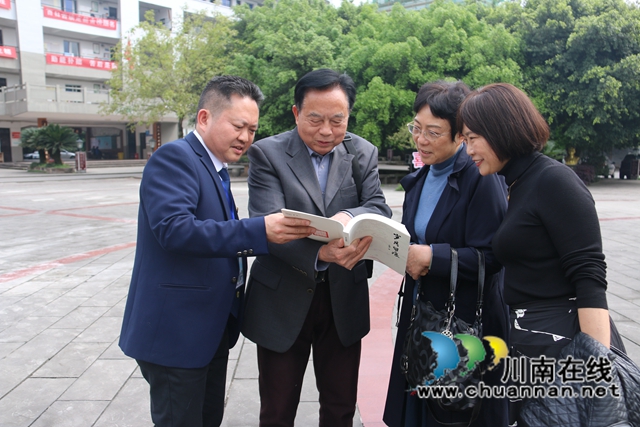 合江中學(xué)杰出校友文耀友向母校捐贈個人著書(圖12)