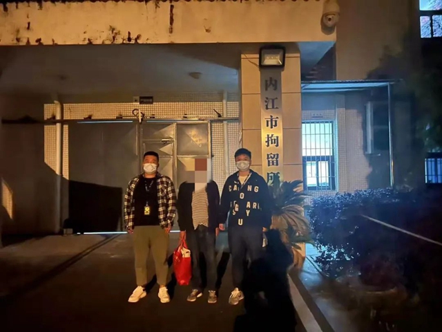 態(tài)度猖狂！兩男子拒不配合防控大鬧醫(yī)院，內(nèi)江警方：“捆”起來！