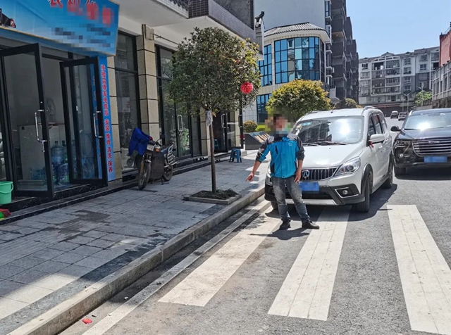 合江：當(dāng)街燃放鞭炮 行人車輛被迫繞行 4人被處罰！(圖2)