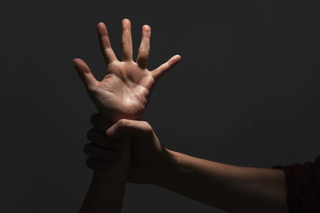 男子多次家暴妻子！隆昌法院“震怒”：發(fā)出首份人身安全保護令——