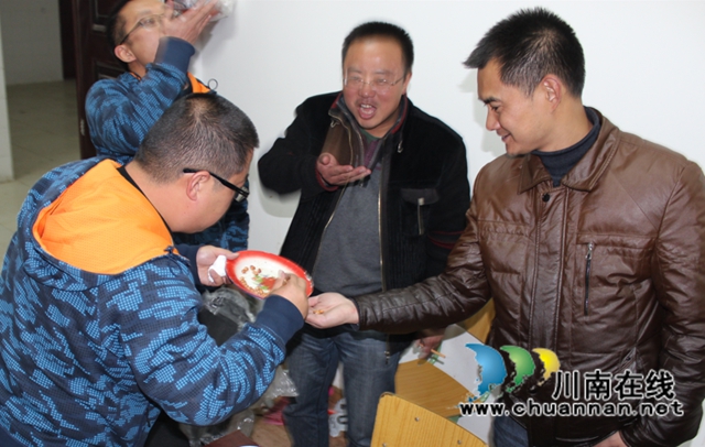 工作小組“戰(zhàn)友”熊豪德（左一）在臨時食堂分花生米.jpg