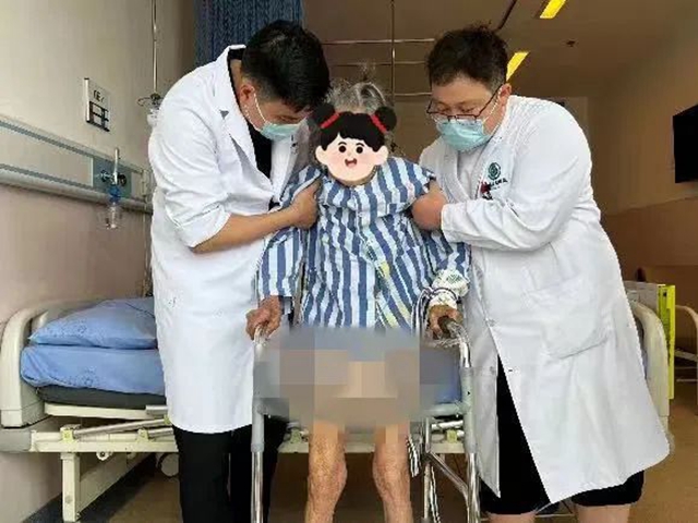 105歲婆婆摔倒骨折，第二天竟重新站起來(lái)了！