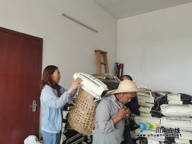 武萬瓊發(fā)放龍眼有機肥1（曾佐然攝）.jpg
