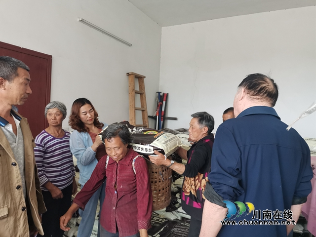 武萬瓊發(fā)放龍眼有機肥（曾佐然攝）.jpg