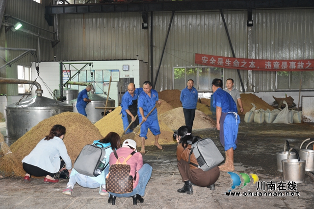 攝影家們在蜀光酒業(yè)車間采風(fēng)（黃蓉攝）.jpg