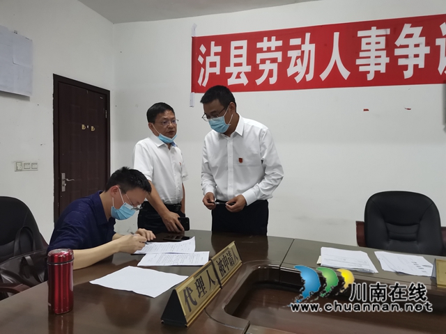 核實(shí)仲裁資料（曾佐然攝）.jpg