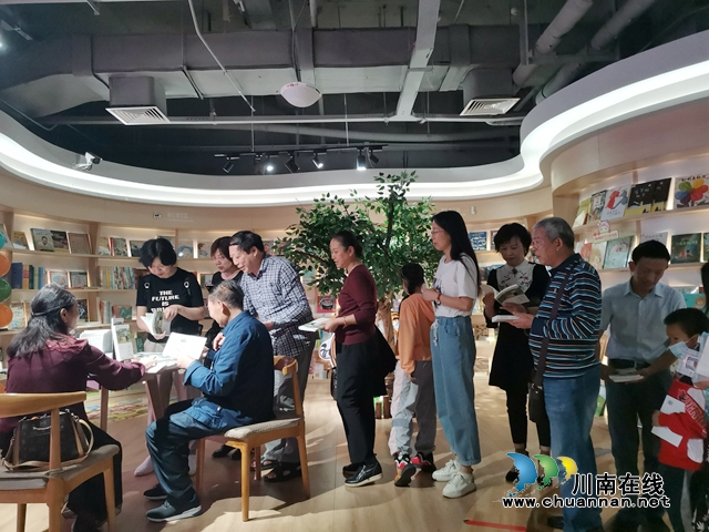 排隊(duì)購書（曾佐然攝）.jpg