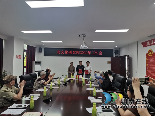向?yàn)o縣圖書館、瀘縣龍腦橋小學(xué)贈送《瀘縣龍文化》書籍（曾佐然攝）.jpg