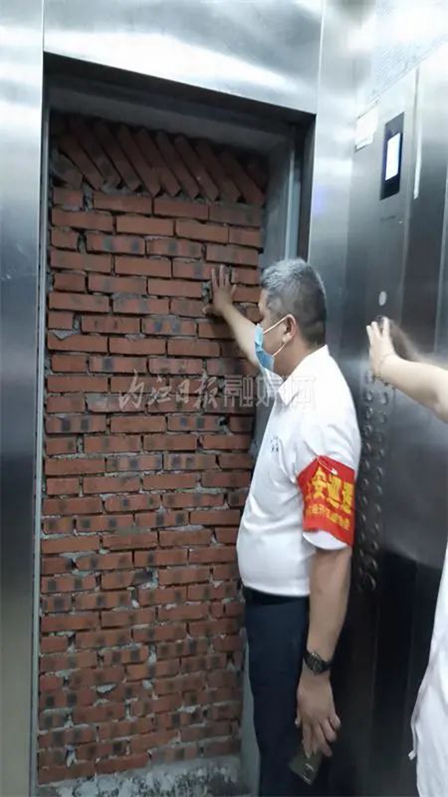 奇葩！聲稱影響風(fēng)水，內(nèi)江這男子竟砌磚墻堵電梯門