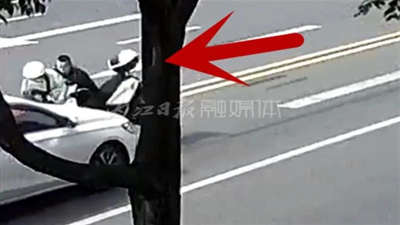 要咋子？內(nèi)江街頭，這兩輪公然越線逆行撞汽車！