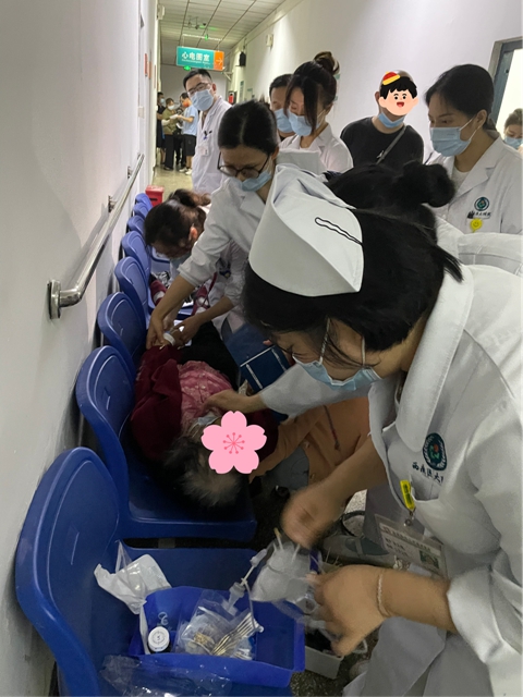 有位老奶奶暈倒了，請(qǐng)各位老師幫忙救一下！
