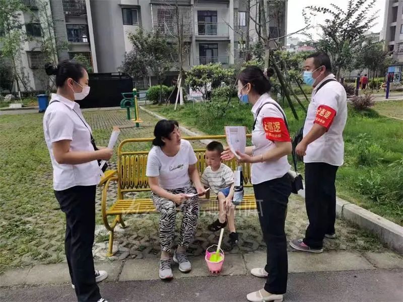 好險(xiǎn)哪！天降鋼桿差點(diǎn)砸中行人，內(nèi)江警方全樓摸排——