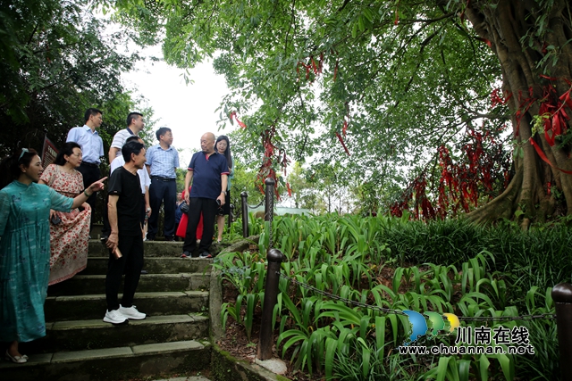 四川省文藝期刊聯(lián)合會名刊名家一行在上馬鎮(zhèn)龍湖水香采風(fēng) (2).jpg
