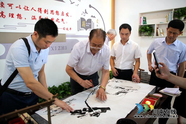 四川省文藝期刊聯(lián)合會名刊名家在護(hù)國鎮(zhèn)梅嶺村黨群服務(wù)中心委員書屋創(chuàng)作 2.jpg