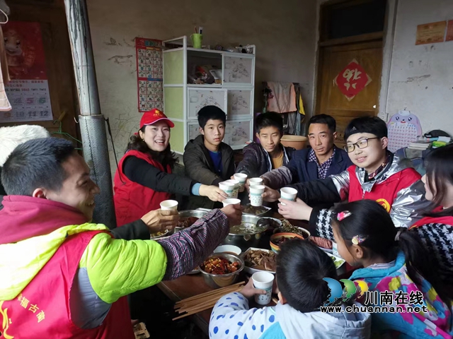 2022年春節(jié)王麗與丹桂鎮(zhèn)留守兒童一起吃年夜飯.jpg
