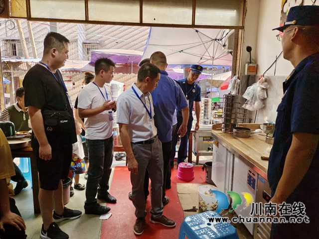 龍馬潭區(qū)小市街道：重拳出擊，聯(lián)合執(zhí)法整治農(nóng)貿(mào)市場違規(guī)使用液化石油氣罐
