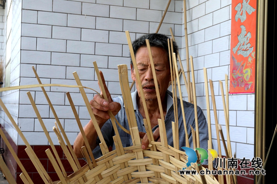 2范明青正在編制傳統(tǒng)農(nóng)具“籮蔸” 胡曉霞攝.JPG