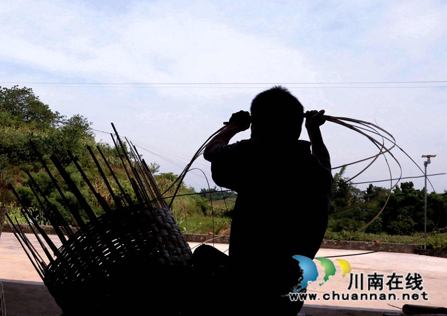 3范明青正在編制篾器 胡曉霞攝.JPG