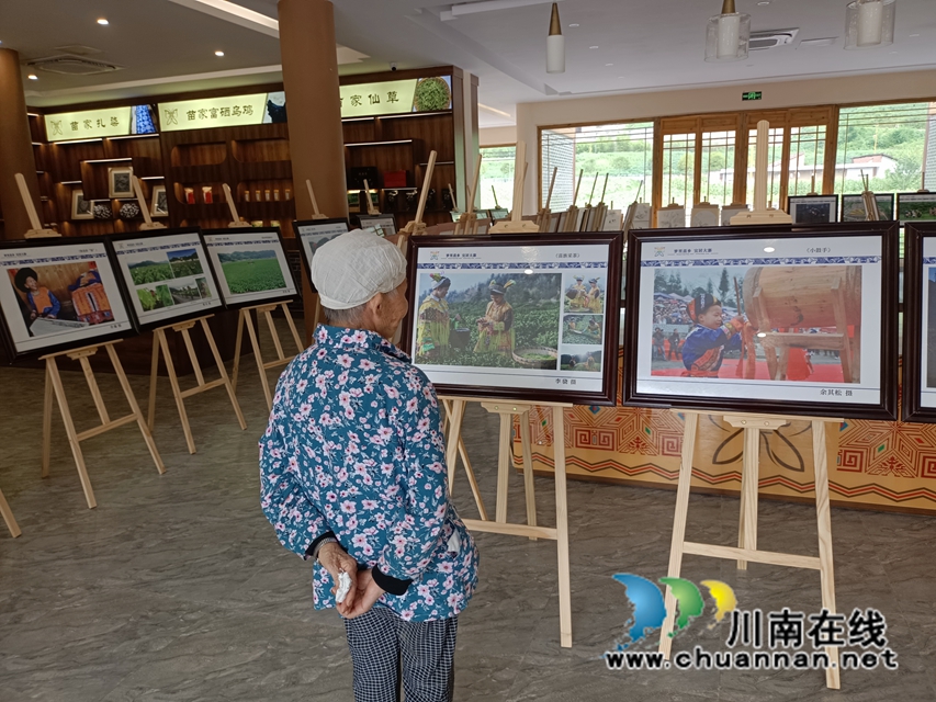 “夢里苗鄉(xiāng)”攝影展2.jpg