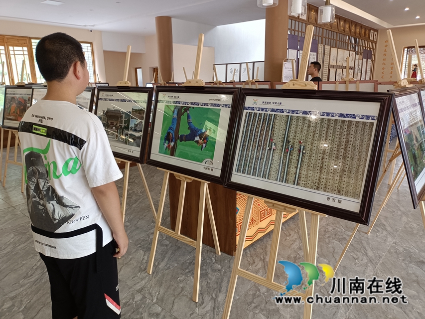 “夢里苗鄉(xiāng)”攝影展3.jpg