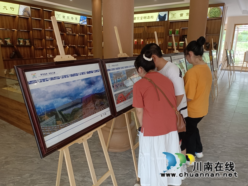 “夢里苗鄉(xiāng)”攝影展1.jpg