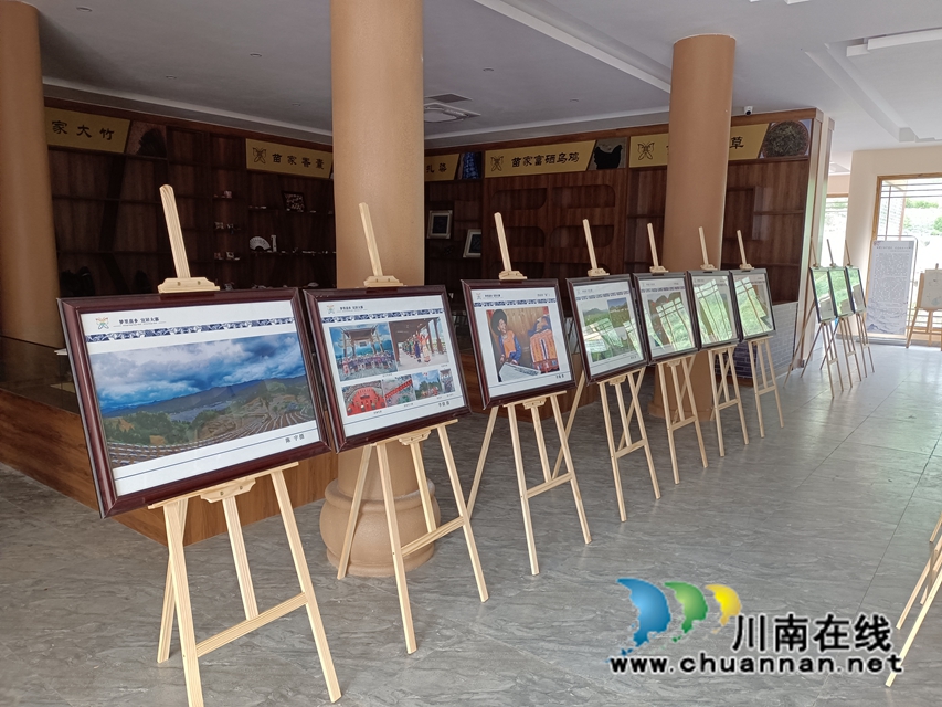 “夢里苗鄉(xiāng)”攝影展8.jpg