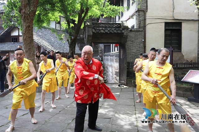 胡敬華在太平古鎮(zhèn)景區(qū)表演船工號子.jpg