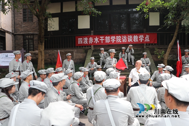 胡敬華在太平古鎮(zhèn)為干部學院學員講紅軍故事.jpg