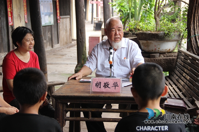 胡敬華在院子為游客講紅軍故事.JPG
