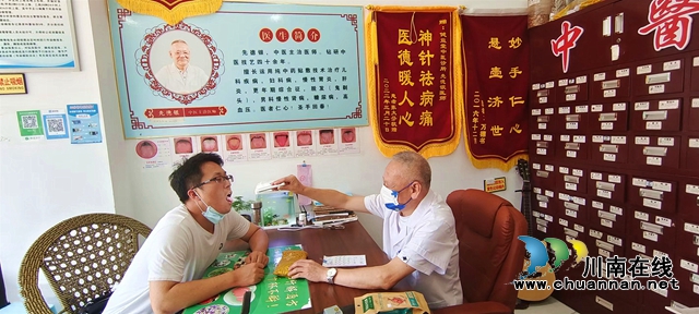 瀘州退休老中醫(yī)先德銀：甘做春泥護(hù)長青，誓為群眾守健康