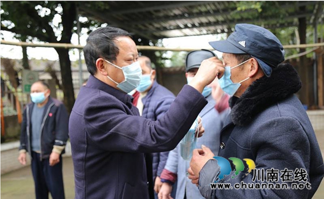 疫情期間，馬芝良（左）在為敬老院老人佩戴口罩.jpg