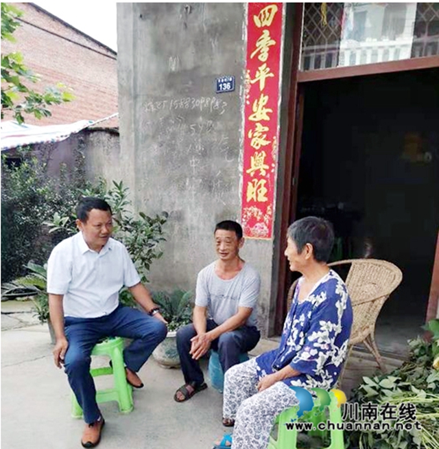 馬芝良在徐正芬家調研.jpg