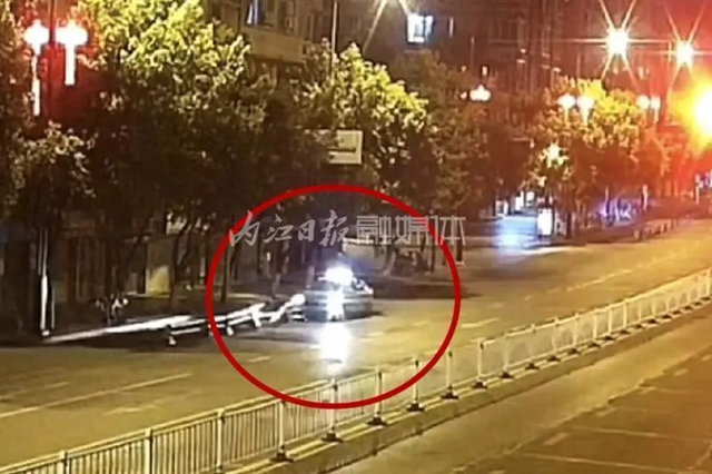 逮到！深夜，內(nèi)江街頭，這出租車撞壞隔離欄就跑——