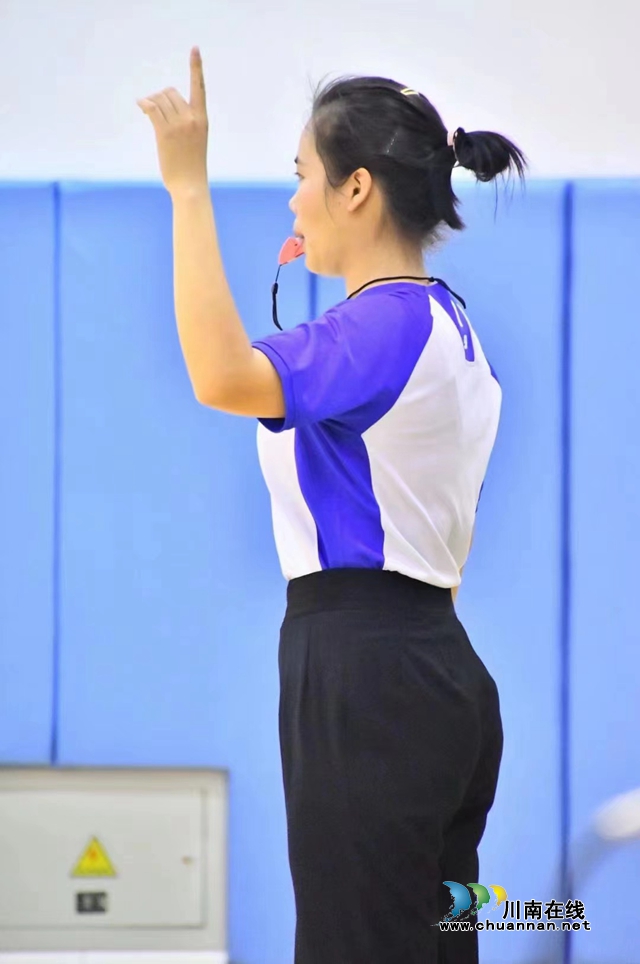 那道光！瀘州美女籃球裁判張華興沖在防疫第一線