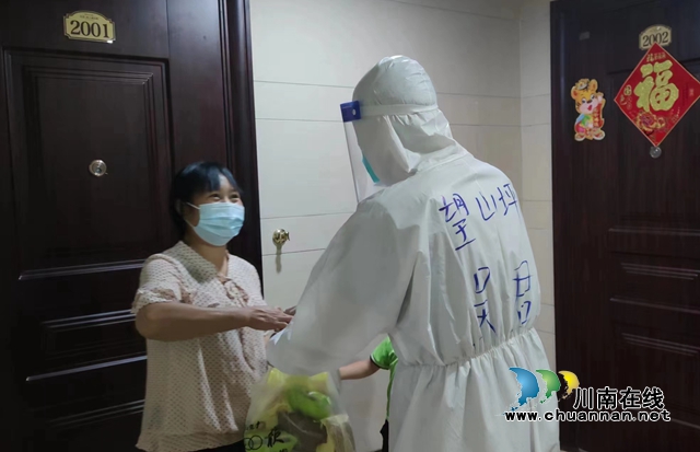 龍馬潭區(qū)退役軍人、魚塘街道望山坪社區(qū)副主任吳君：“疫”不容辭再?zèng)_鋒