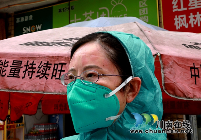 防護服下王文蓮過敏的臉.JPG