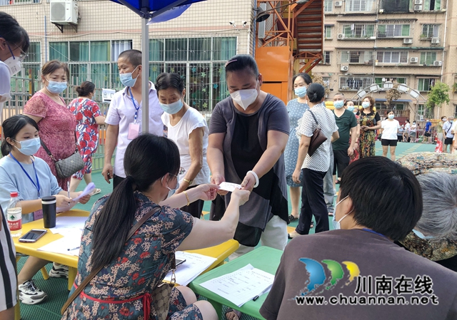 王文蓮正在發(fā)放小區(qū)居民出入卡.jpg