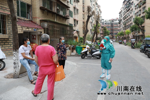 王文蓮正在小區(qū)宣傳疫情防控工作.JPG