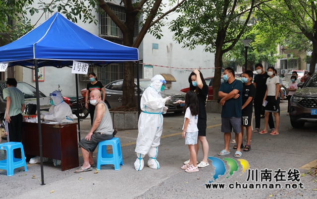 龍馬潭區(qū)抗疫志愿者稅莉：我們是共產(chǎn)黨員，關(guān)鍵時(shí)刻就是要沖在前頭