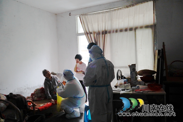 稅莉和同事為癱瘓老人做核酸采樣.JPG