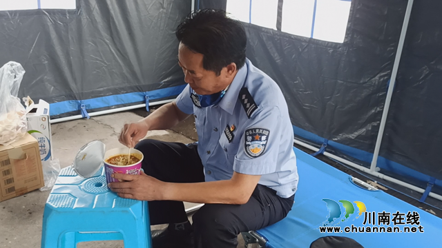 民警熊懷恩在吃方便面（壽面）（熊振岳攝）.bmp