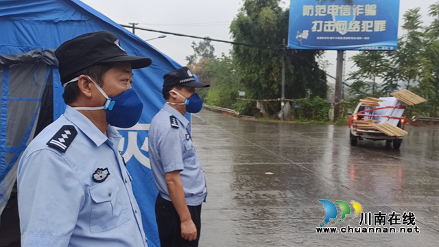 民警熊懷恩在卡點(diǎn)值勤（熊振岳攝）.bmp