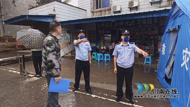 民警熊懷恩在巡邏.bmp